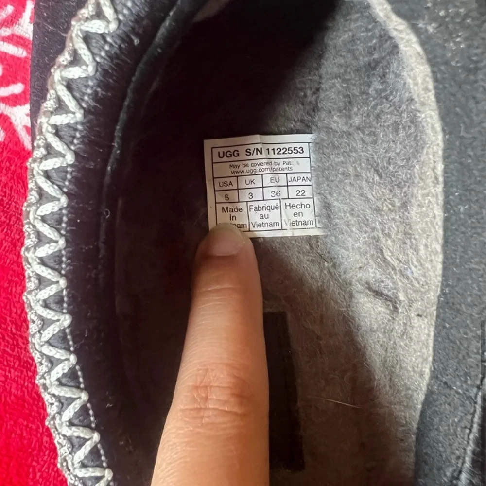 UGG Black Slippers - Picture 6 of 6